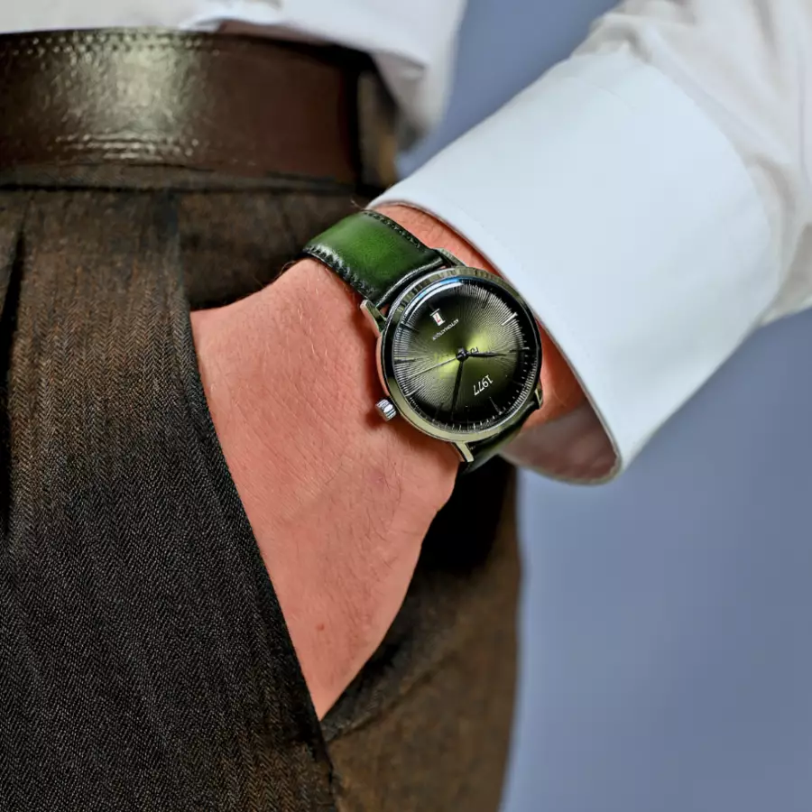 1977 EDMOND Automatique, 40 MM, Cadran Vert Olive, Bracelet Cuir Vert Men's Watch 1977P01177