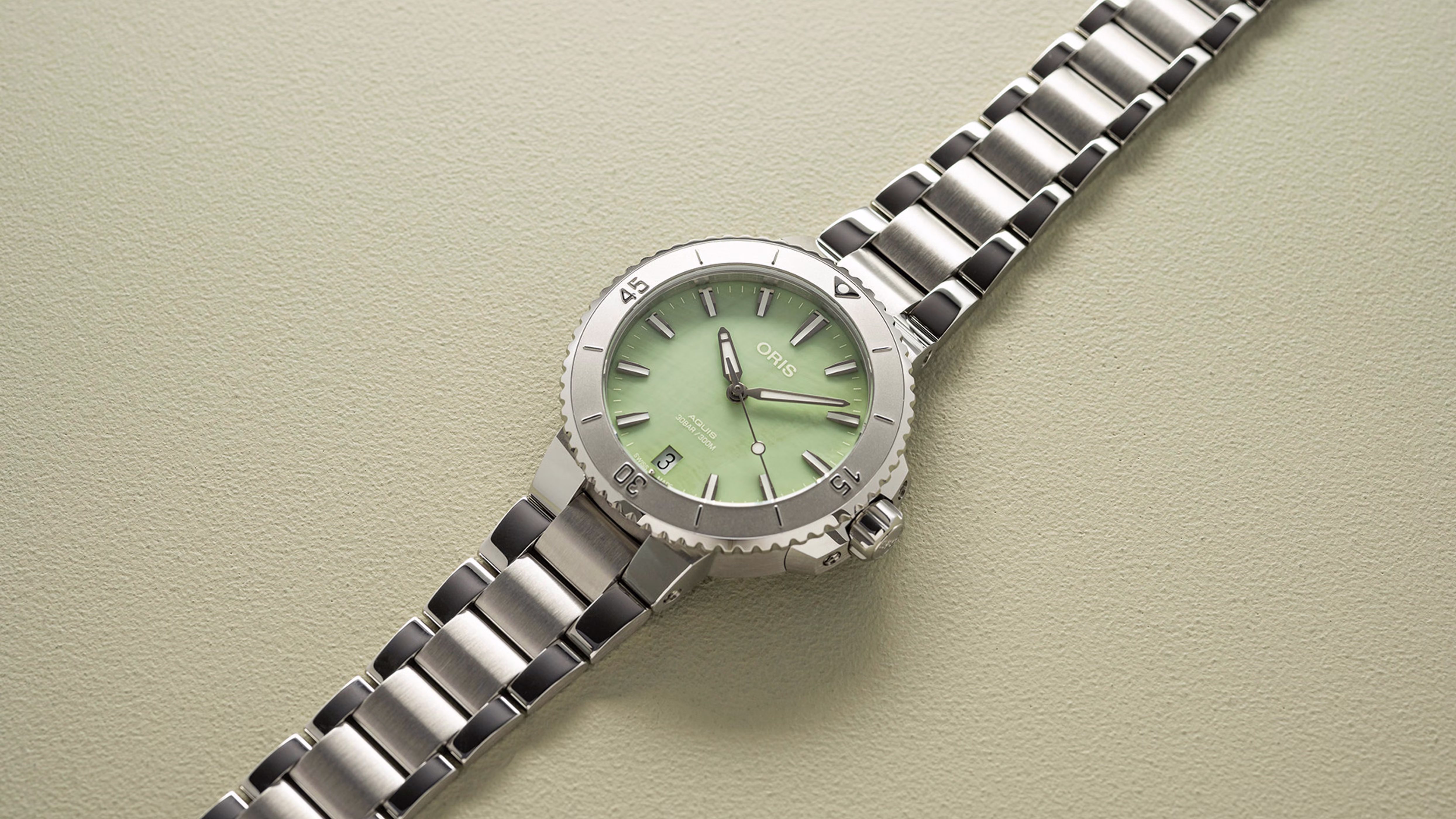 Oris Aquis Date 36.5mm Multi-piece stainless steel case, green mother-of-pearl ladies' watch 01 733 7770 4157-07 8 18 05P
