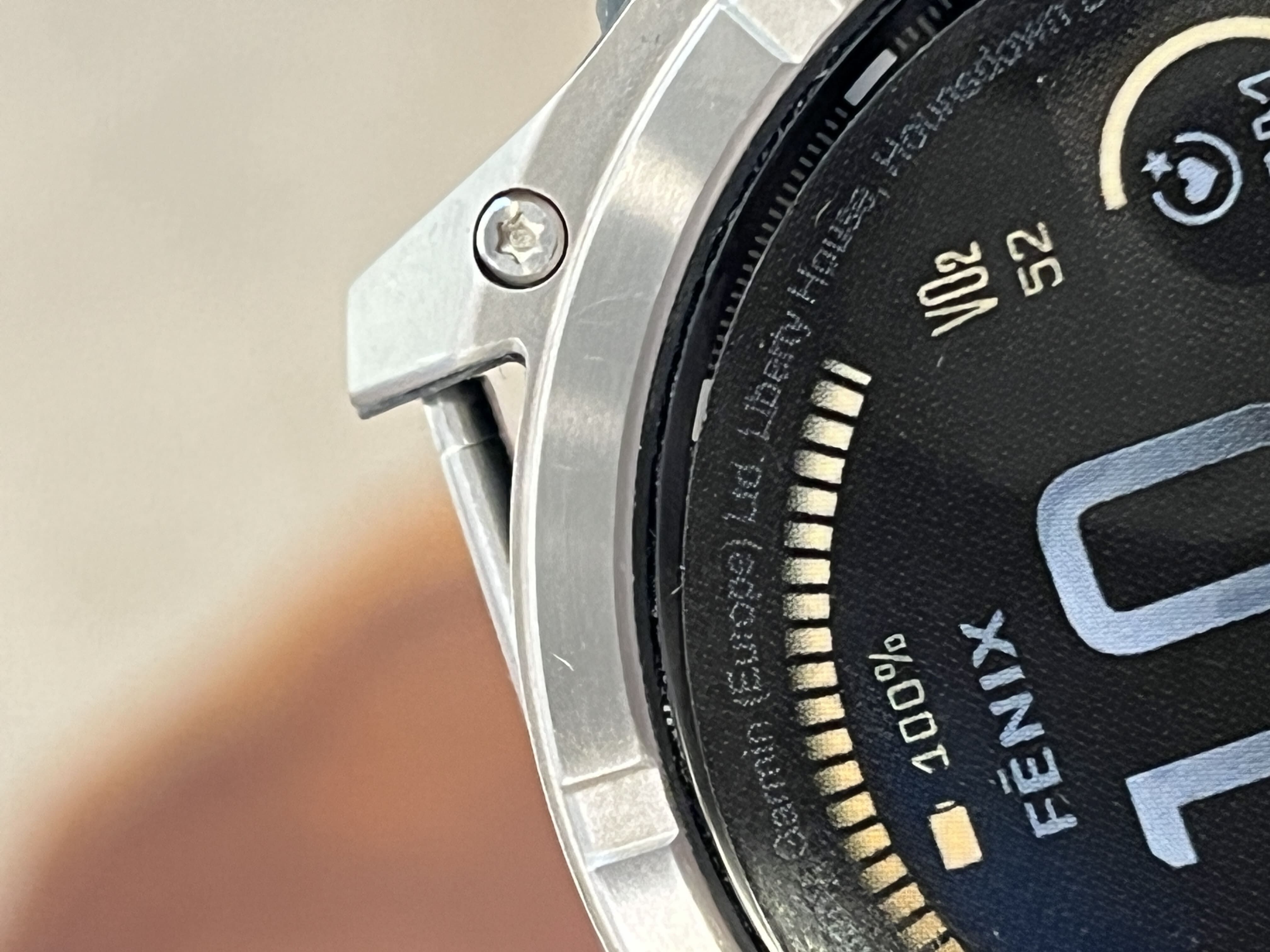  Pre- Owned Garmin fēnix® 8 - 51 mm AMOLED Sapphire Graphit/Carbongrau Titan inklusive Ersatzarmband 010-02905-40 