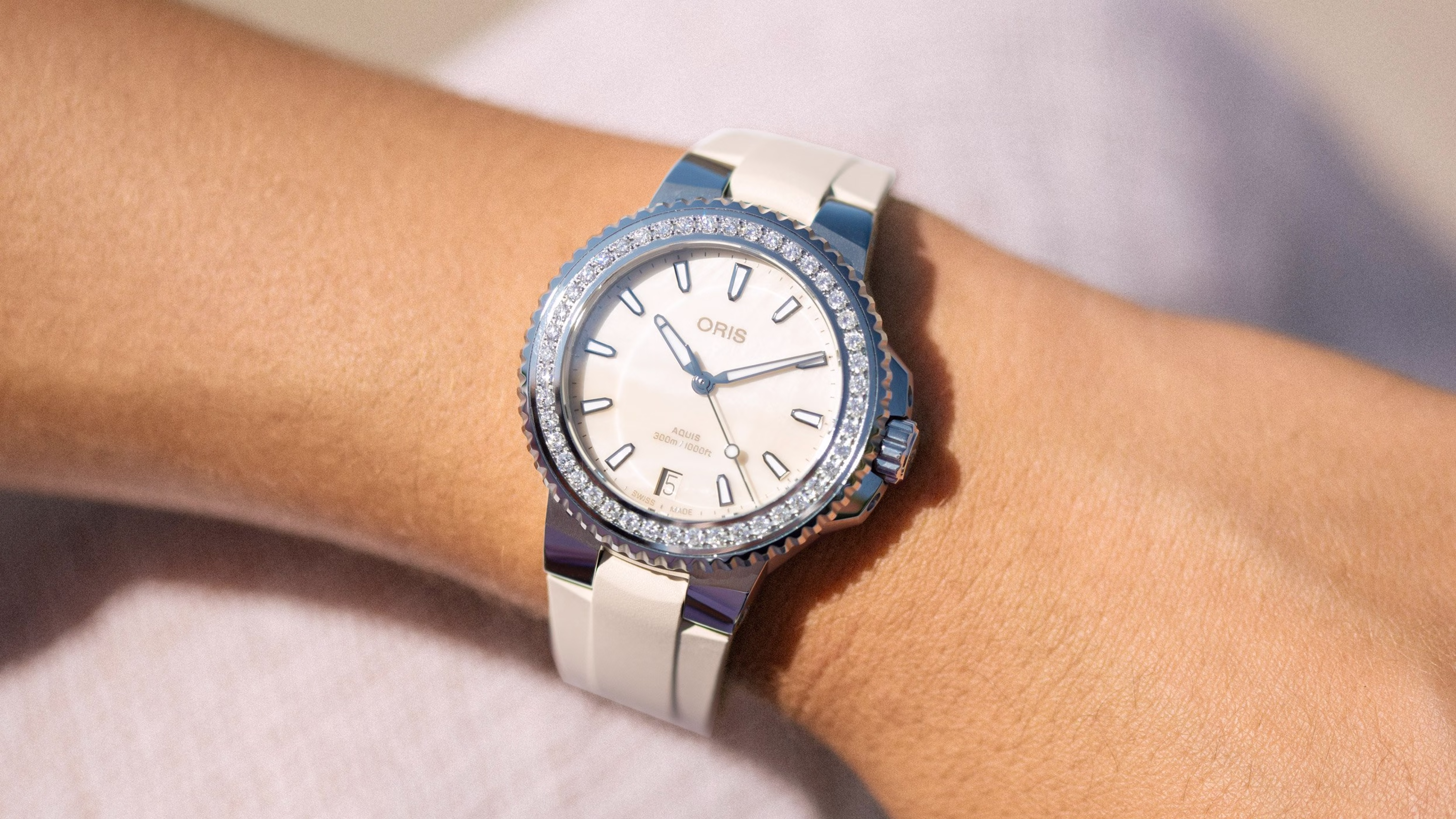 Oris Aquis Date Diamonds 36,5mm Kautschukband Damenuhr 01 733 7792 4956-07 4 19 61FC