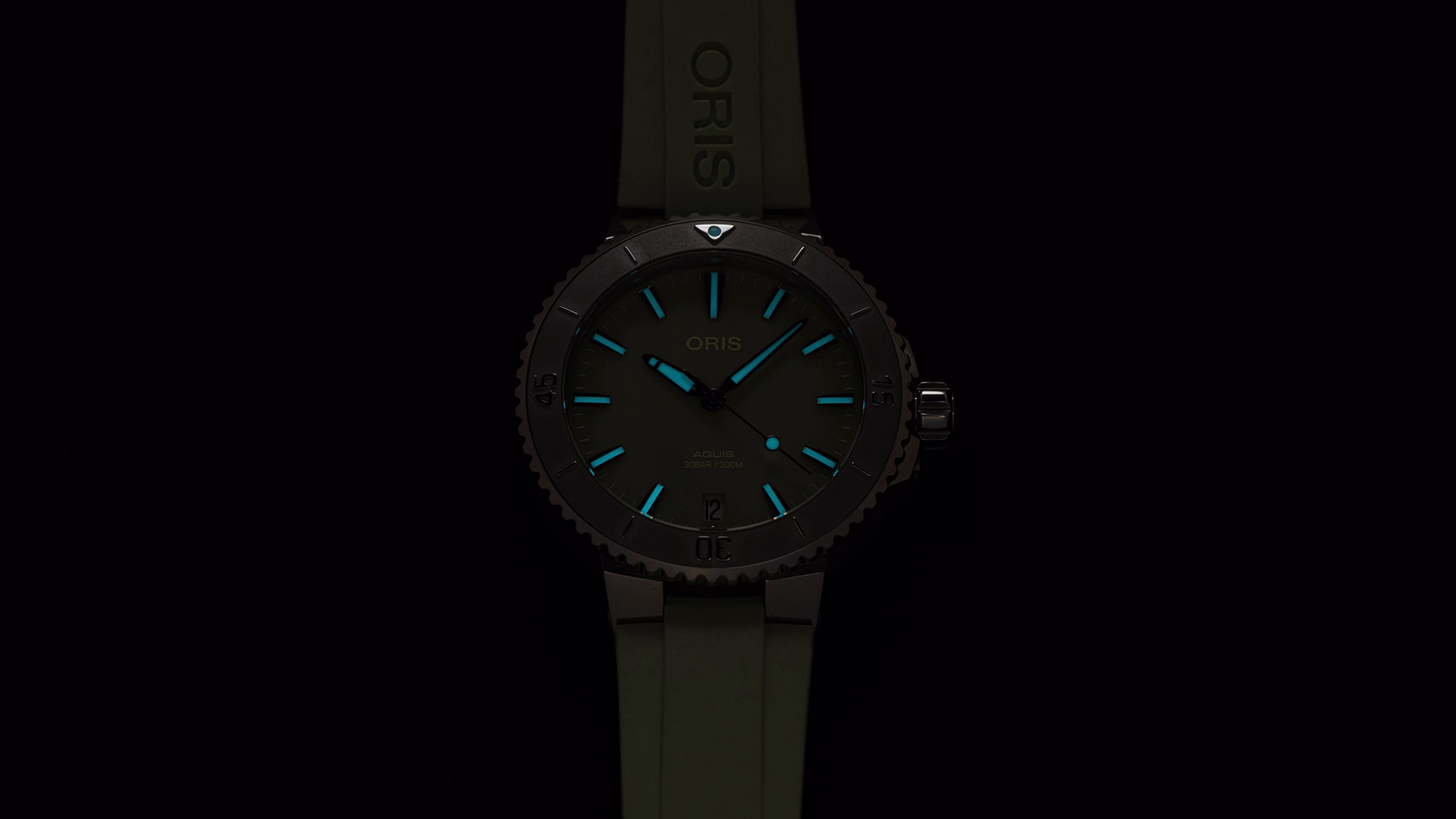 Oris Aquis Date 36,5mm Kautschukband Perlmutt Grün Damenuhr 01 733 7770 4157-07 4 18 67FC
