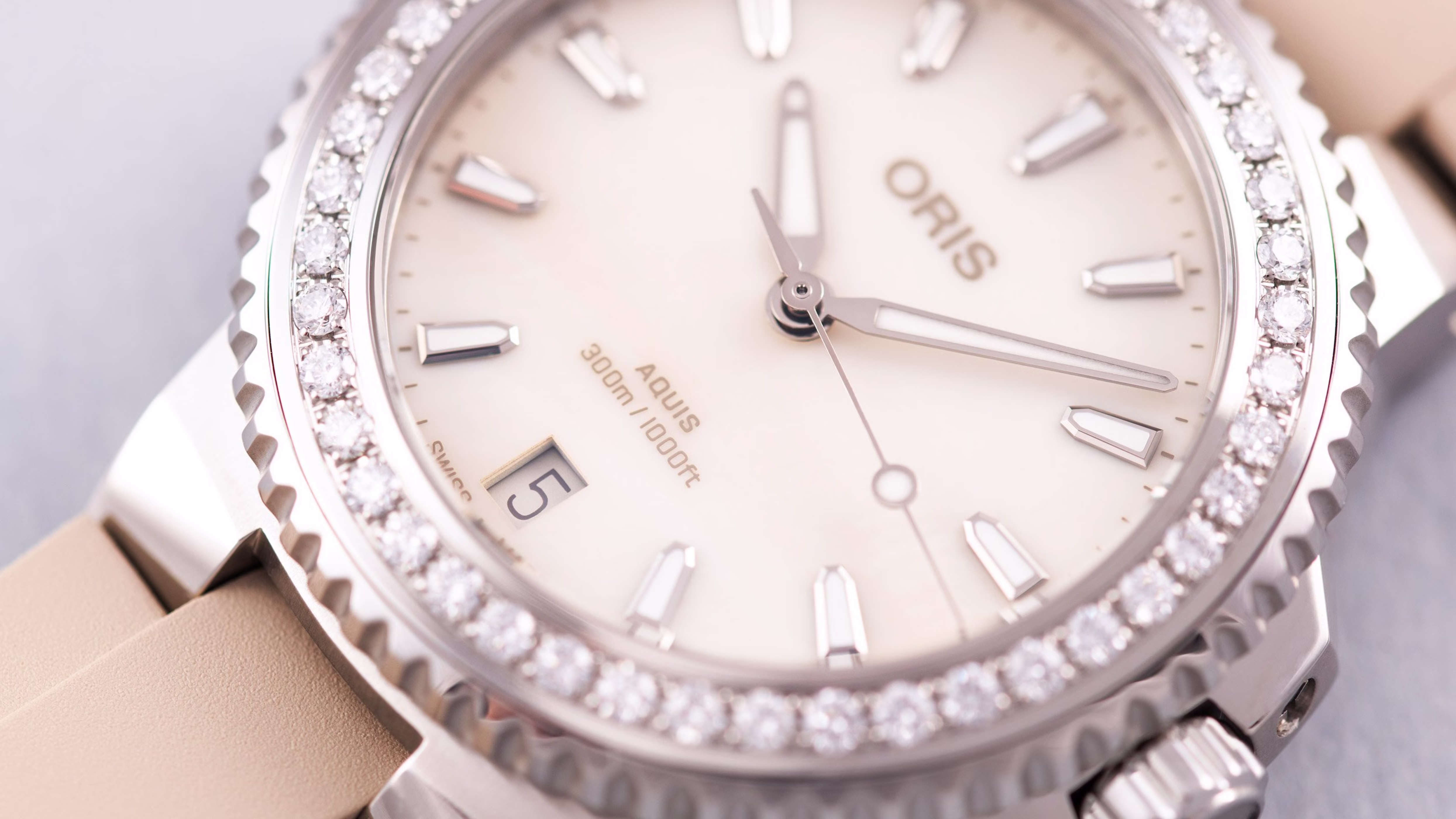 Oris Aquis Date Diamonds 36,5mm Kautschukband Damenuhr 01 733 7792 4956-07 4 19 61FC