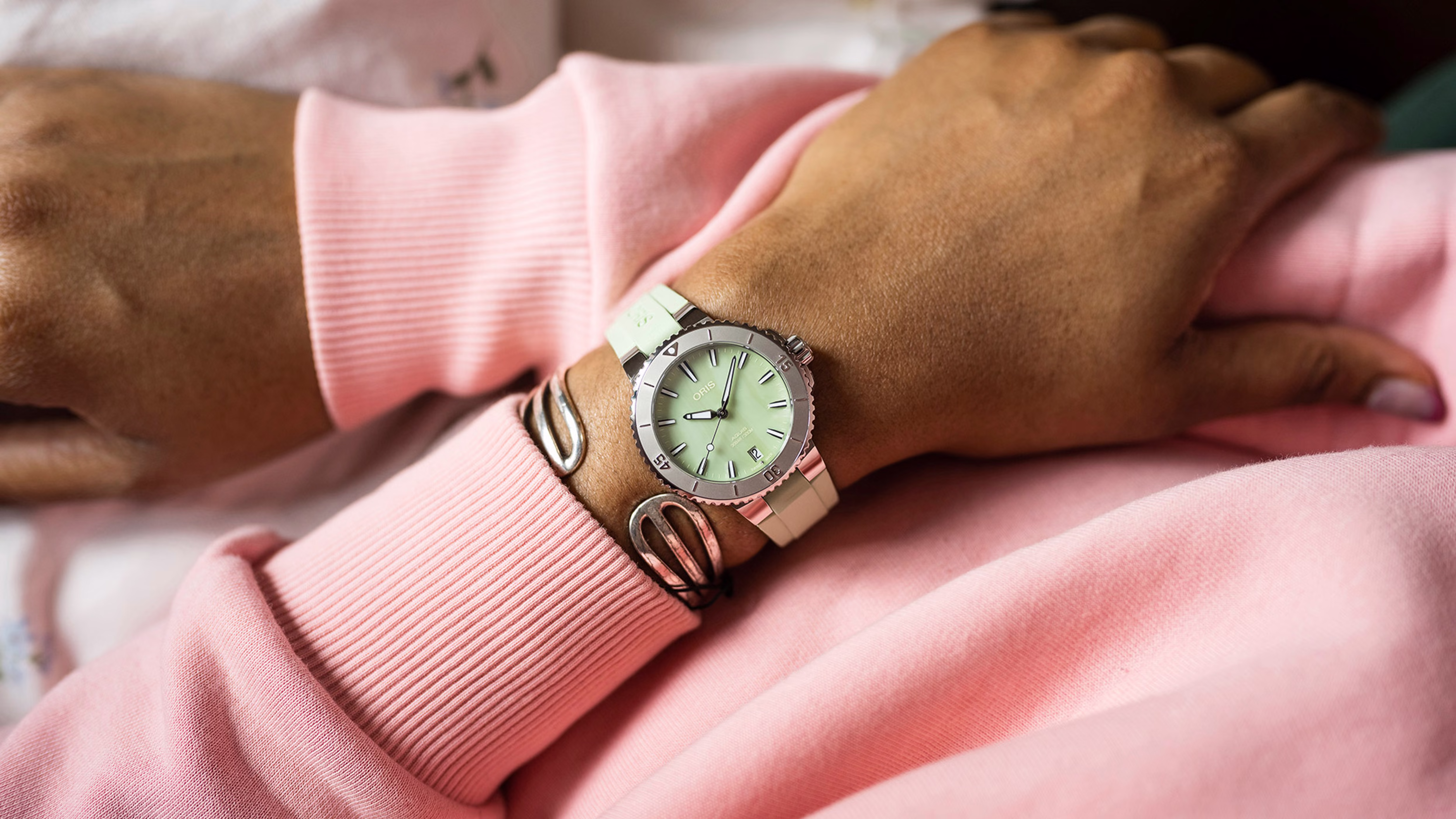 Oris Aquis Date 36.5mm, bezel with minute scale, rubber strap, mother-of-pearl green ladies' watch 01 733 7770 4157-07 4 18 67FC