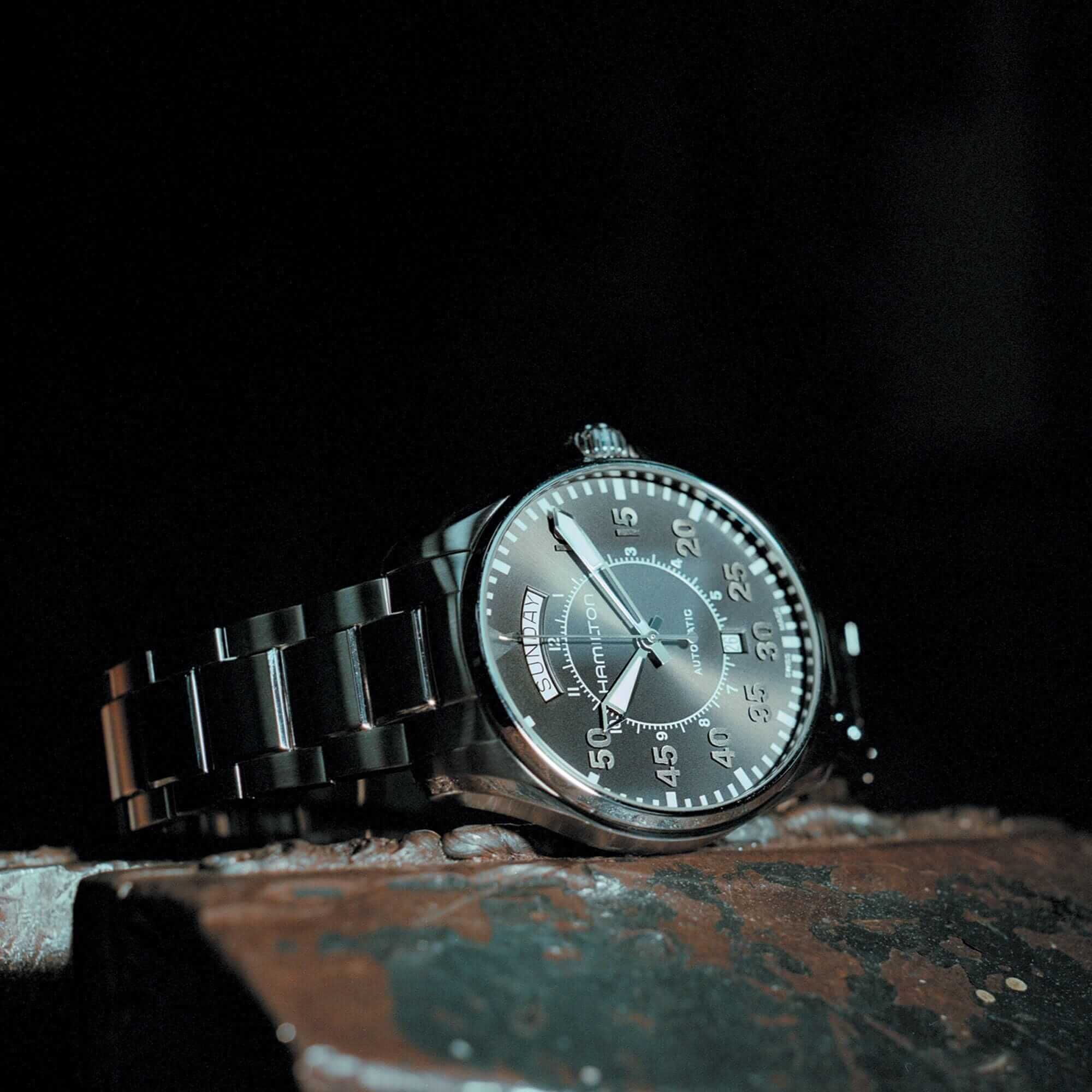 h64615135_lifestyle4_2000 Hamilton Khaki Pilot Day Date Automatik H64615135 Herrenuhr