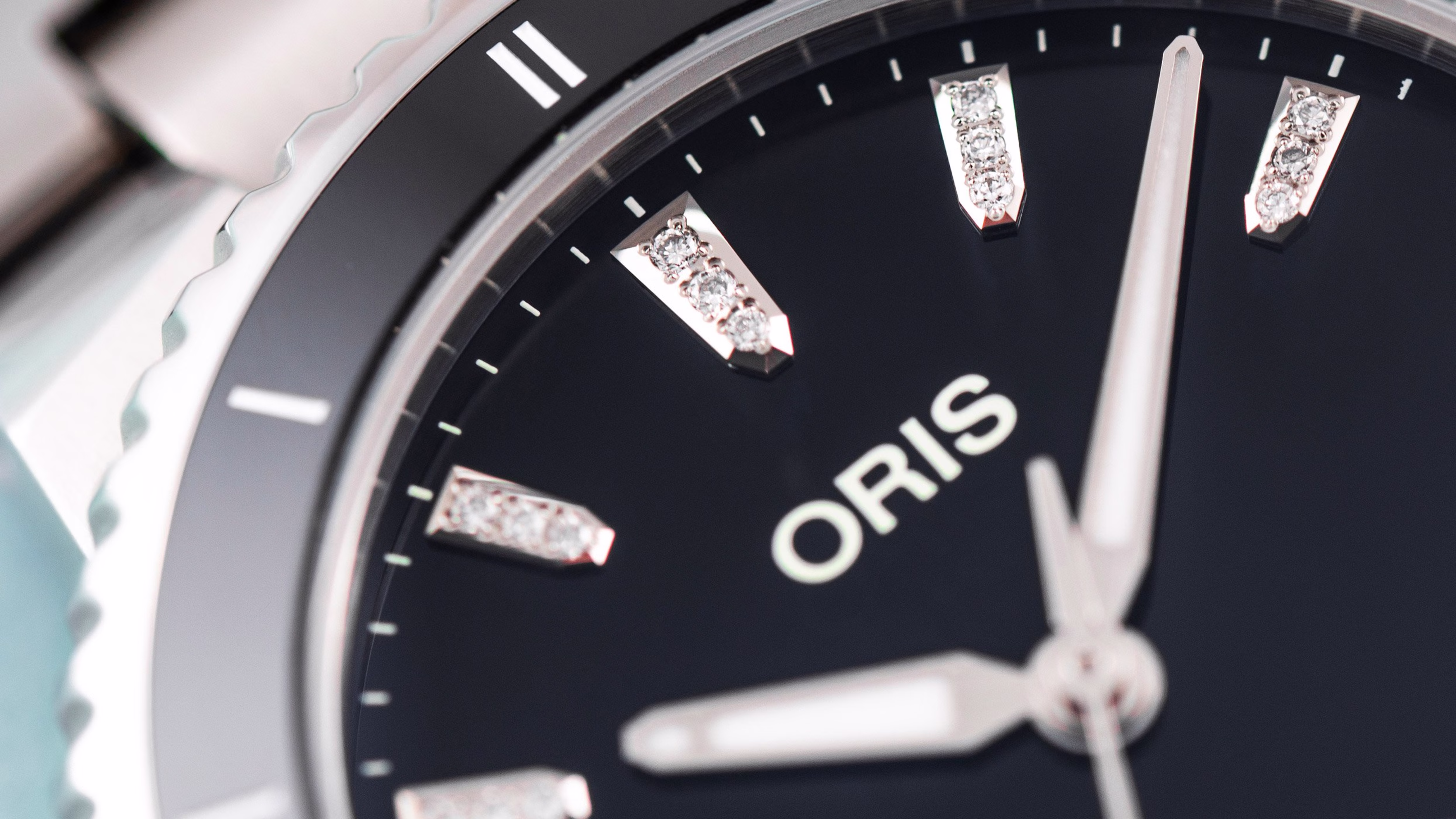 Oris Aquis Date Diamonds 36,5mm Kautschukband Damenuhr 01 733 7792 4194-07 8 19 05P