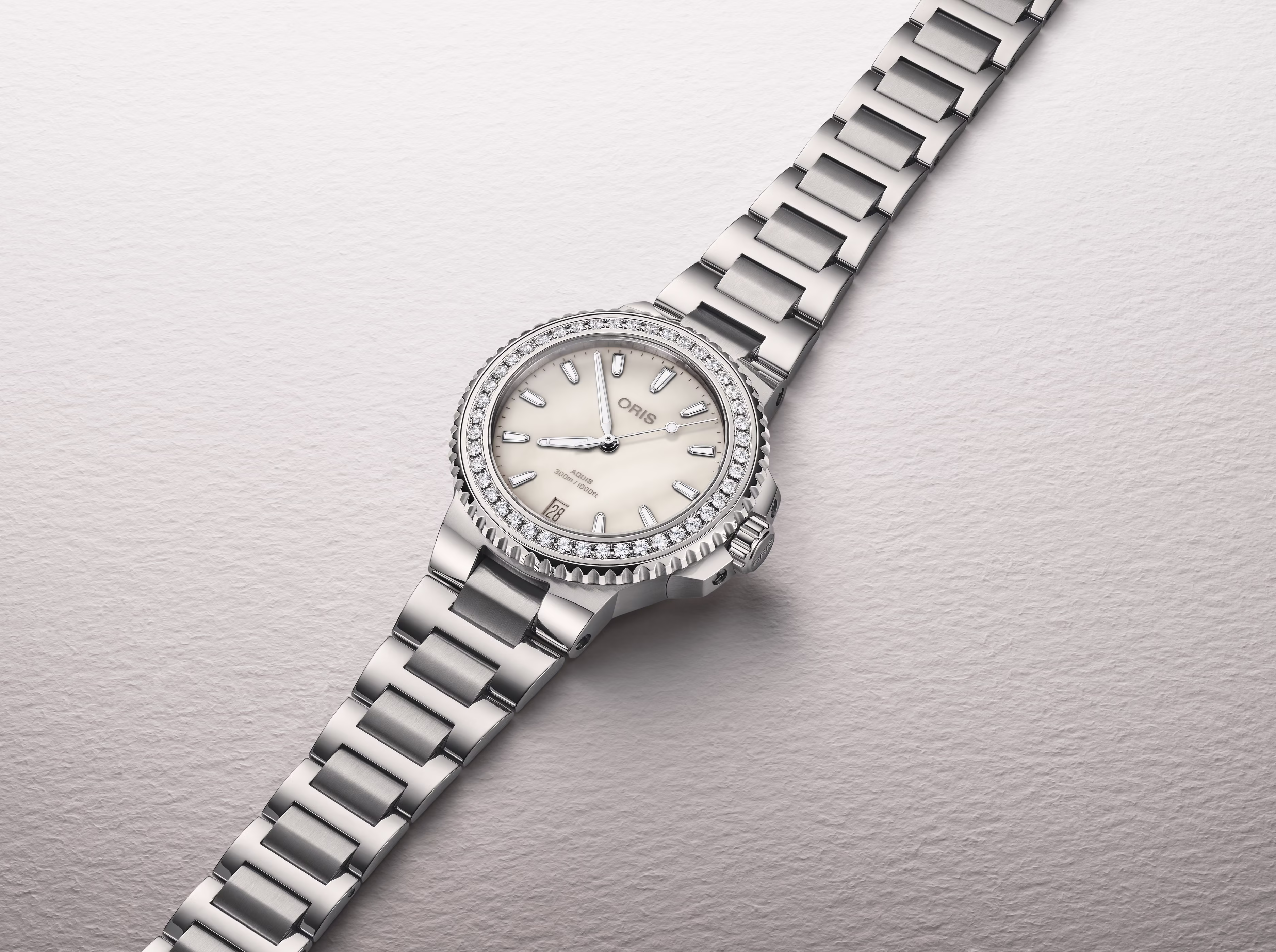Oris Aquis Date Diamonds 36,5mm Damenuhr 01 733 7792 4956-07 8 19 05P