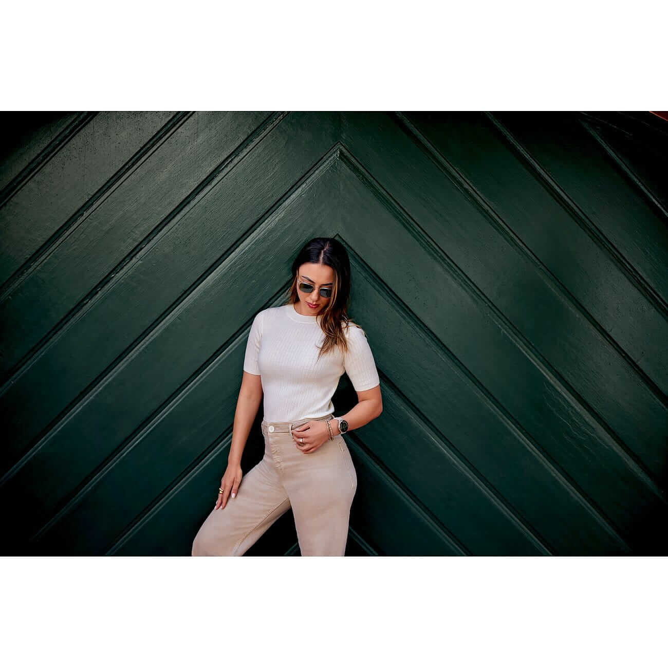 88865987_5 Garmin Venu 3S French Gray/Soft Gold with leather strap and silicone strap 010-02785-55