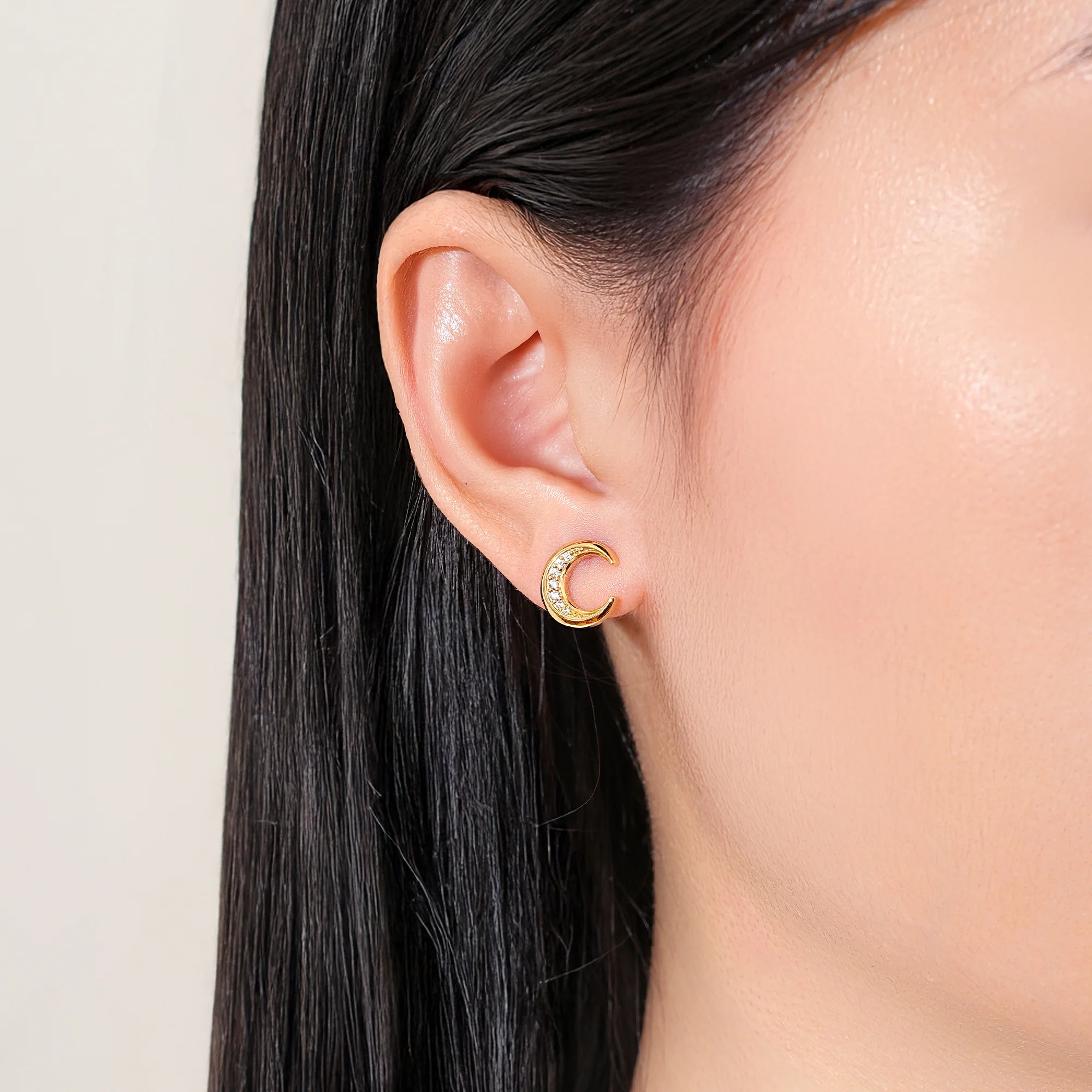 Seinerzeit Stecker Muna Gold Mond Ohrringe aus 925 Sterling Silber, 18K vergoldet und mit weißen Zirkonia