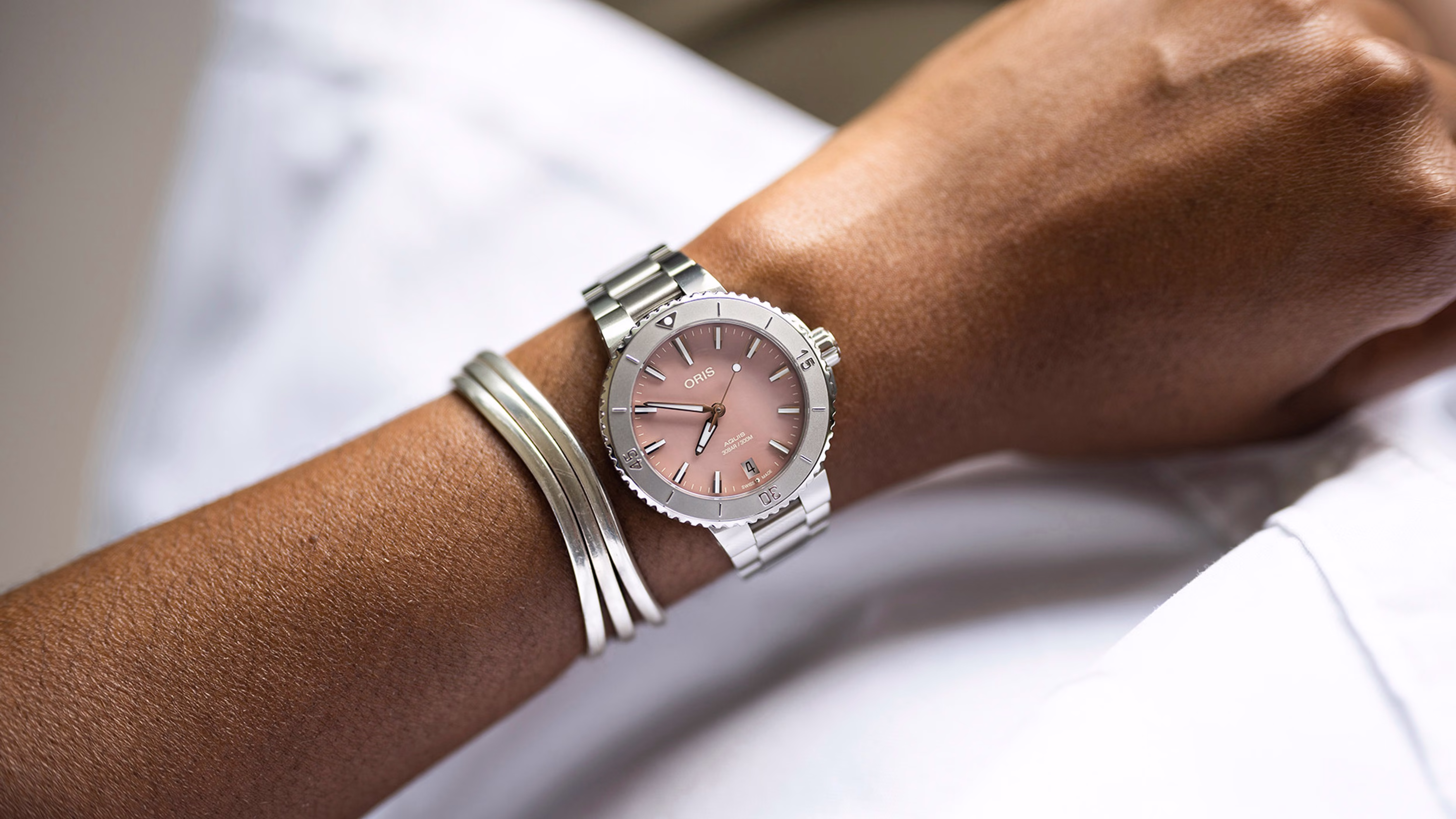 Oris Aquis Date 36.5mm, multi-piece stainless steel case, red mother-of-pearl ladies' watch 01 733 7770 4158-07 8 18 05P