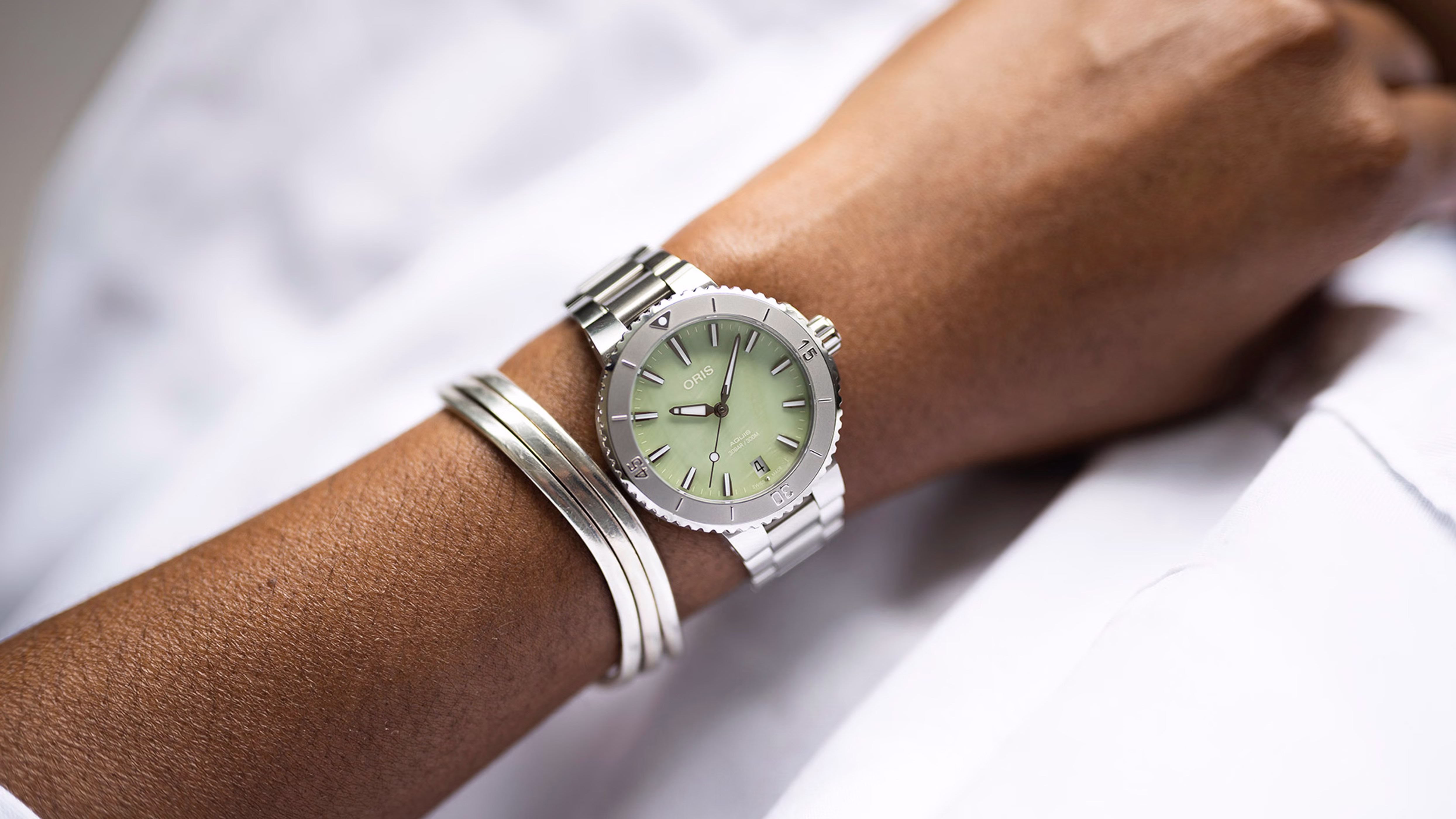 Oris Aquis Date 36.5mm Multi-piece stainless steel case, green mother-of-pearl ladies' watch 01 733 7770 4157-07 8 18 05P