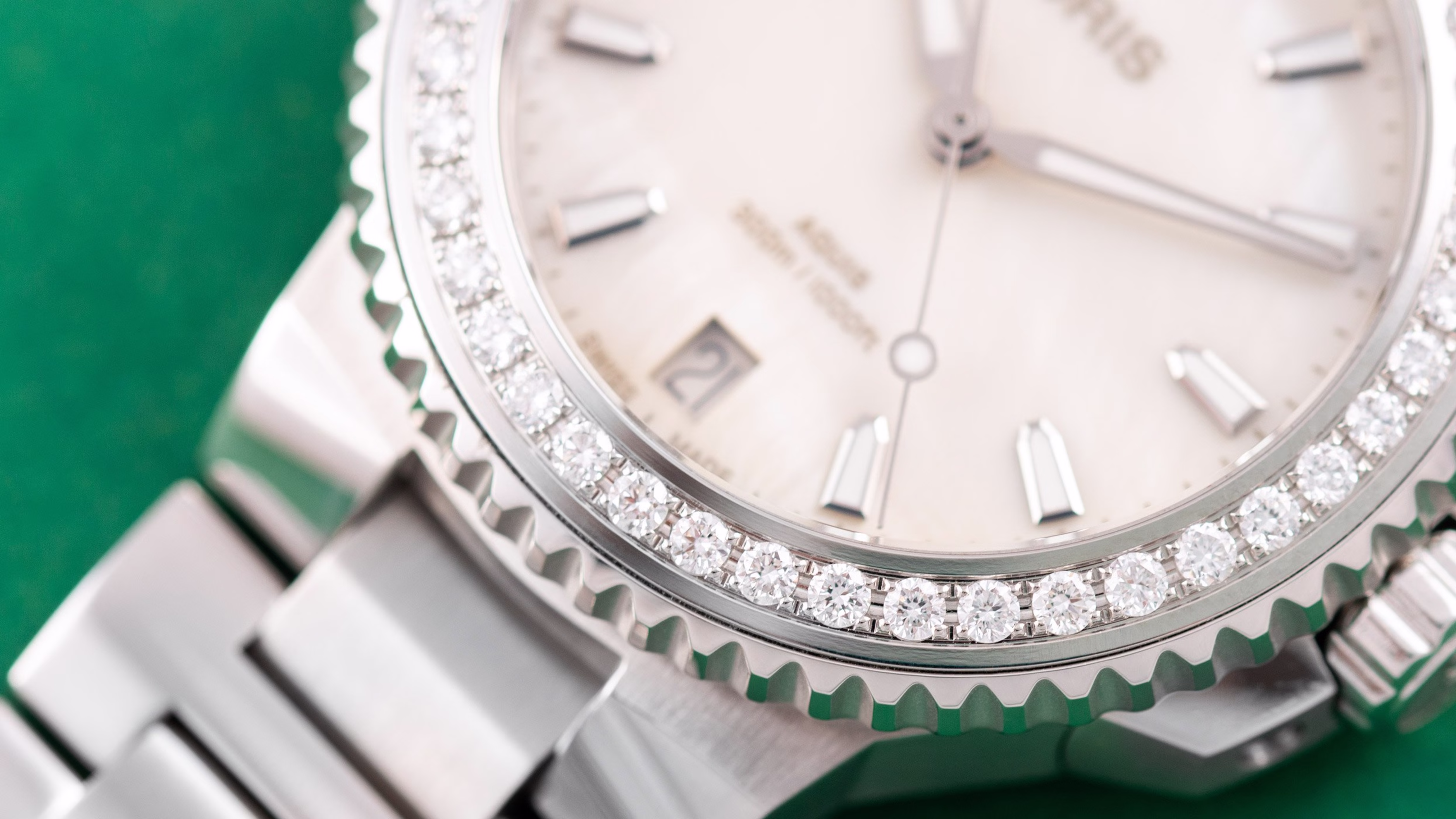 Oris Aquis Date Diamonds 36,5mm Damenuhr 01 733 7792 4956-07 8 19 05P