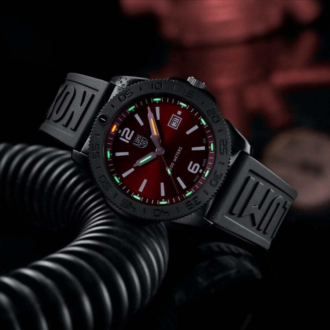 Luminox Pacific Diver 44 mm Taucheruhr 200 Meter wasserdicht Rot Herrenuhr XS.3135.B