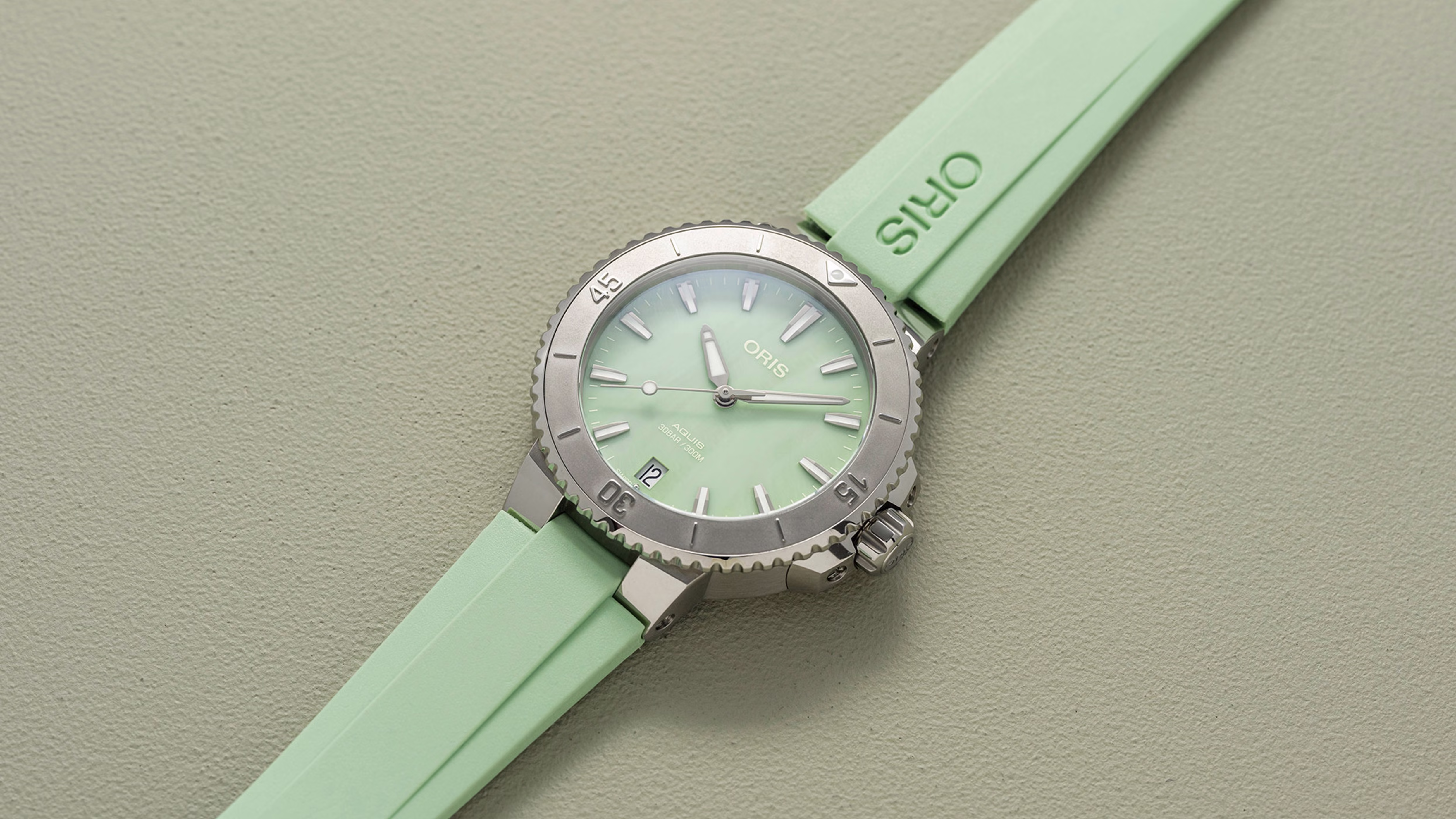 Oris Aquis Date 36.5mm, bezel with minute scale, rubber strap, mother-of-pearl green ladies' watch 01 733 7770 4157-07 4 18 67FC