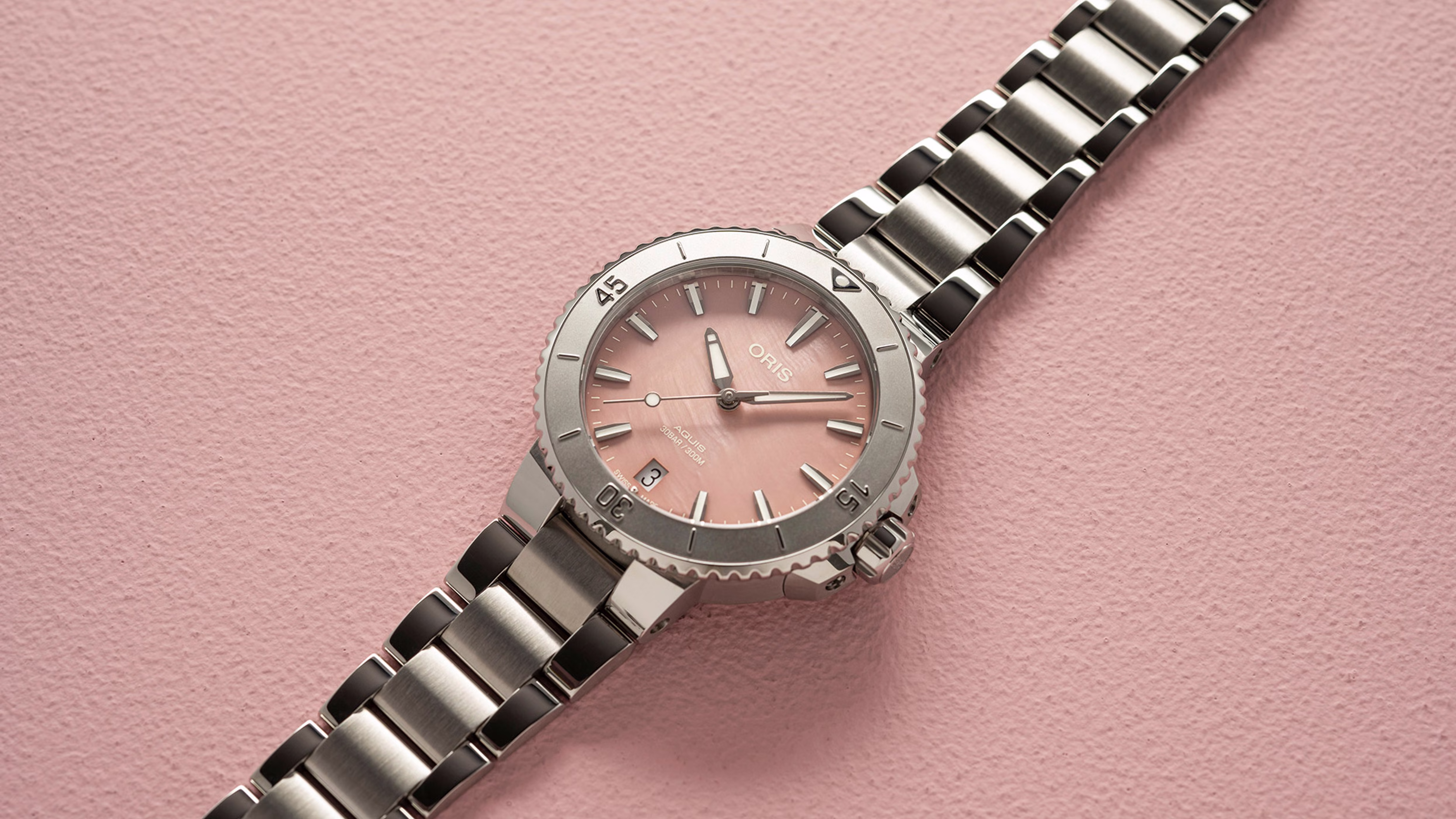 Oris Aquis Date 36.5mm, multi-piece stainless steel case, red mother-of-pearl ladies' watch 01 733 7770 4158-07 8 18 05P
